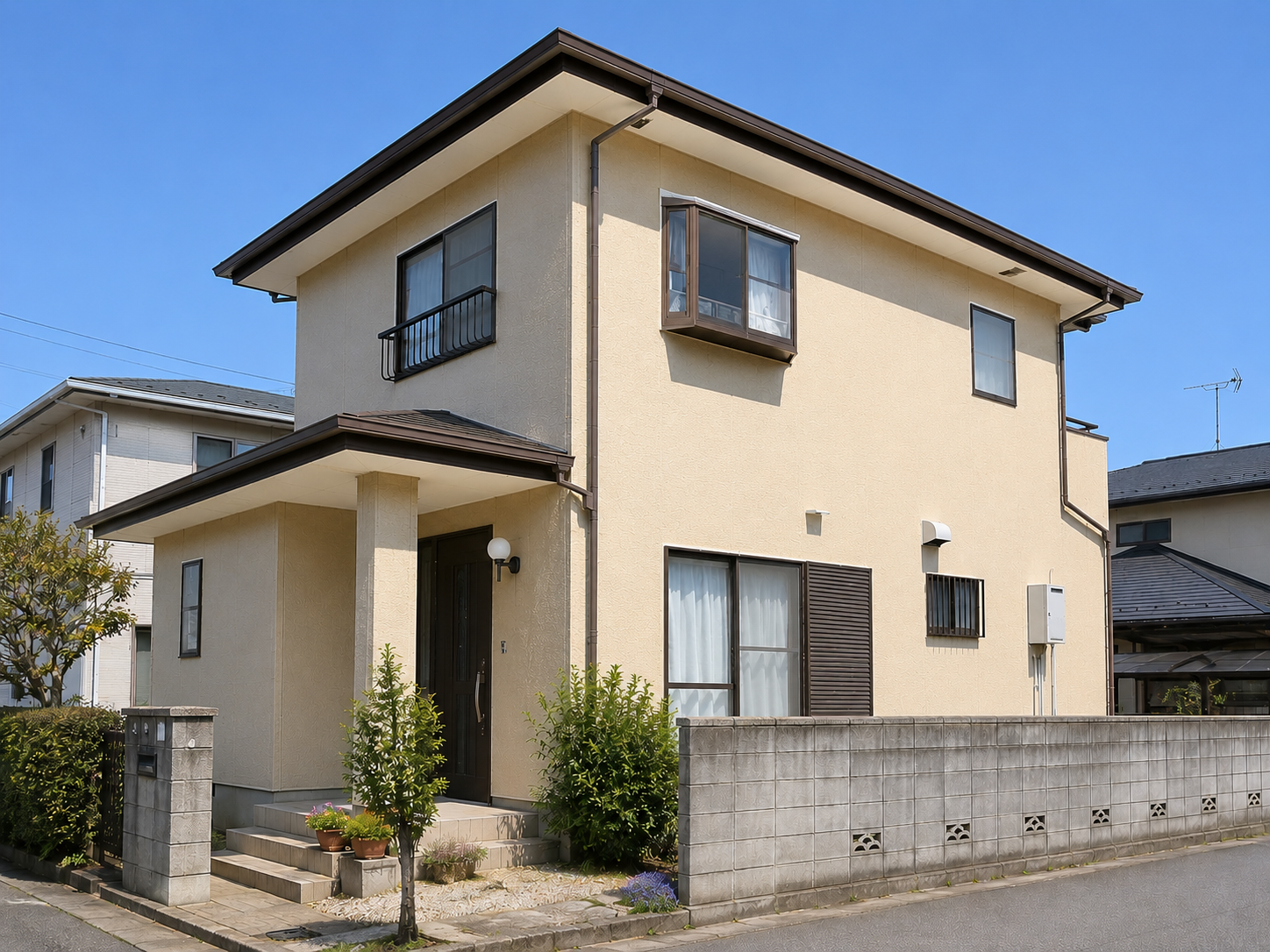 施工後の外壁。均一なウォームベージュに塗り替えられた壁面