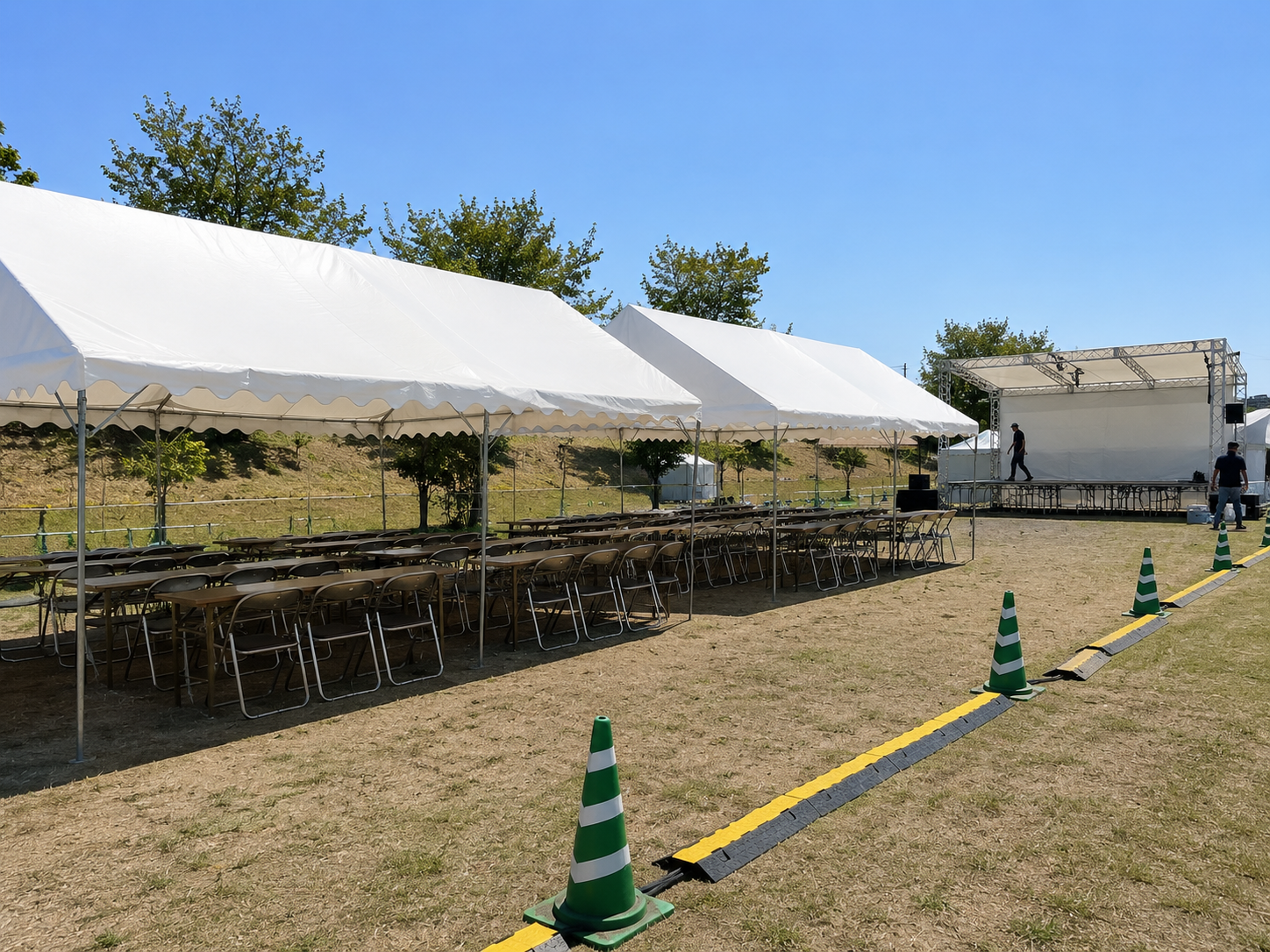 開始前のイベント会場。白い大型テントと並んだ長机